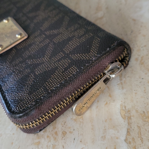Michael Kors Signature Wallet - Picture 9 of 16